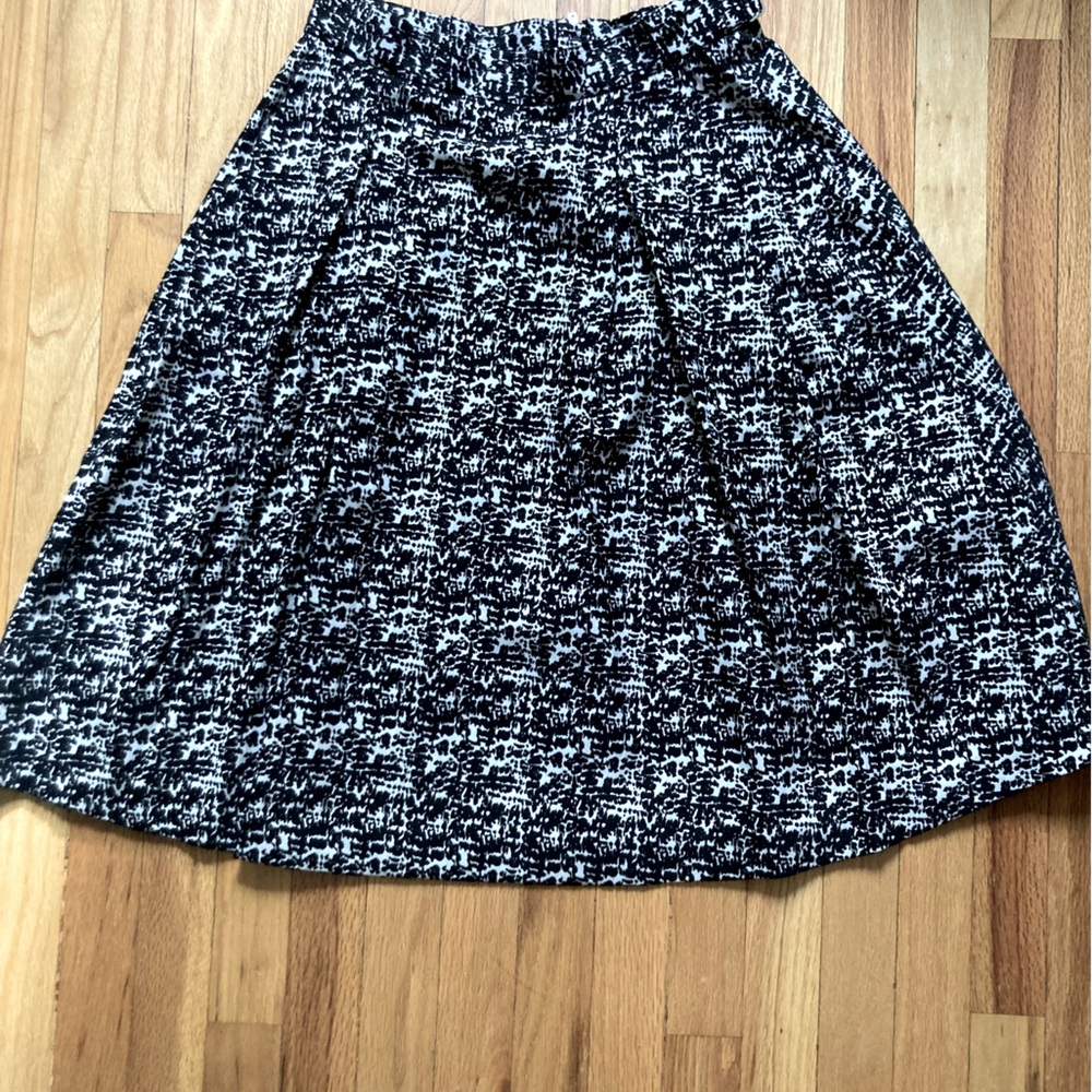 H&M Black and white patterned full skirt (Size 10)